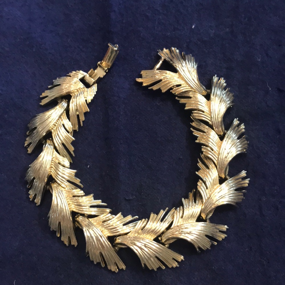 Vintage Lisner Gold Tone Bracelet